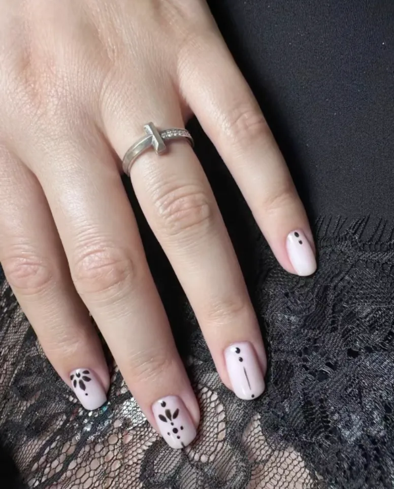 Manucure Strasbourg, nail art rose et noir